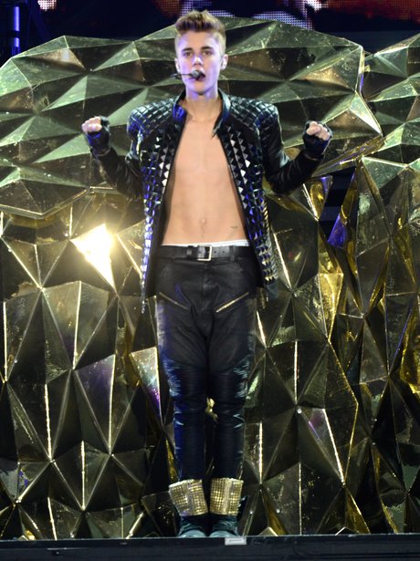 Justin Bieber Shows Off His Chest At Madison Square Garden - Pictures ...