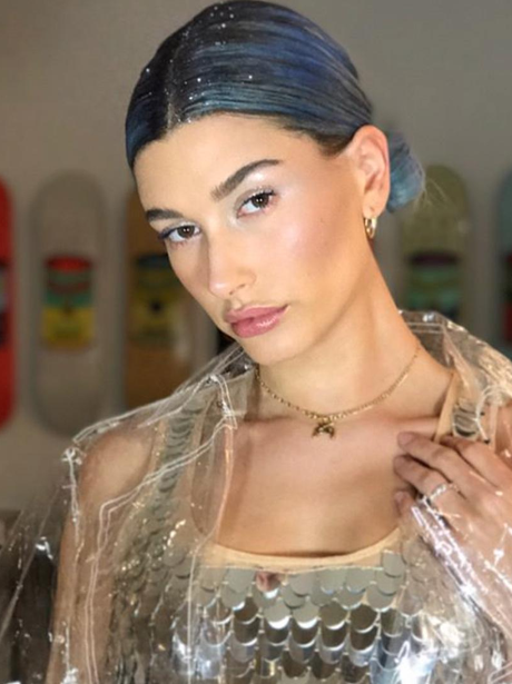 Hailey Baldwin dyes her hair blue